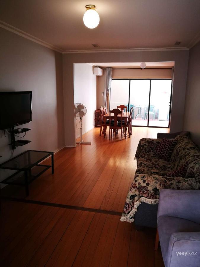 Moonee Valley Views Aparthotel Melbourne Esterno foto