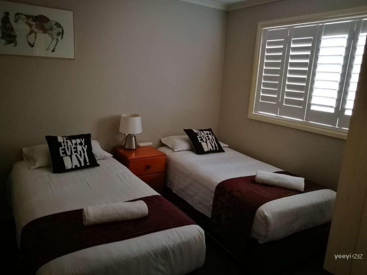 Moonee Valley Views Aparthotel Melbourne Esterno foto
