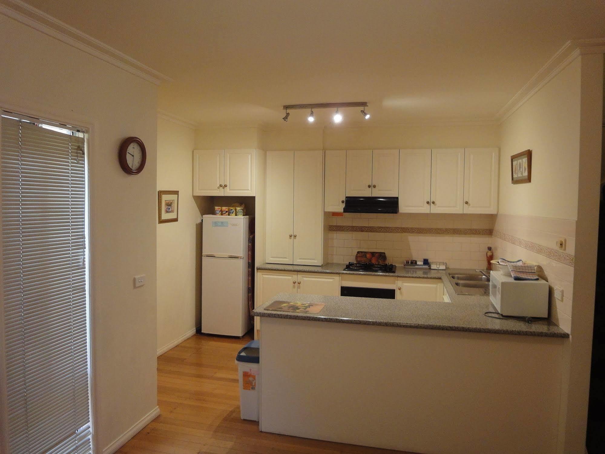 Moonee Valley Views Aparthotel Melbourne Esterno foto